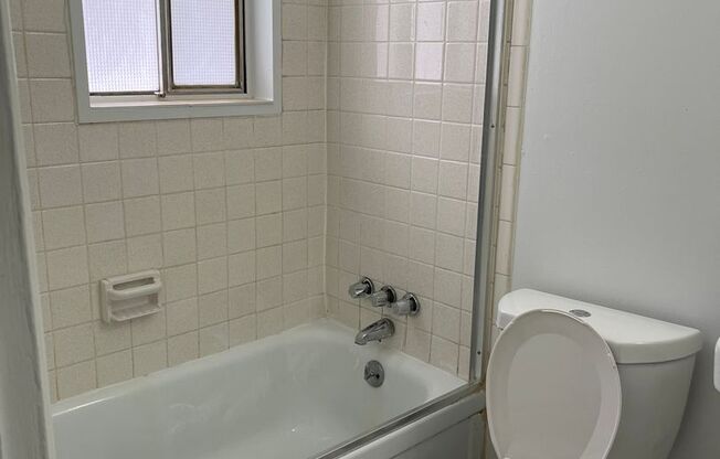 1 bed, 1 bath, $885, Unit 9