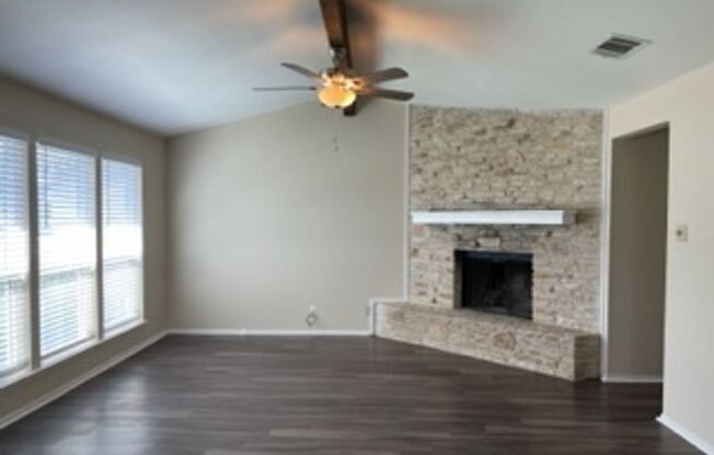 *NICE REMODELED 2 BEDROOM/2 BATH DUPLEX WITH OPEN FLOOR PLAN IN ROUND ROCK