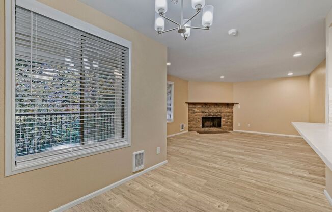 Spacious 3 Bed 2 Bath Kirkland Condo w/ Community Pool and Sauna!