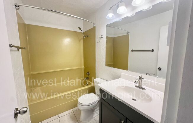 2 beds, 1 bath, 750 sqft, $1,150, Unit M