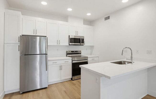2 beds, 2 baths, 725 sqft, $2,895, Unit 2201