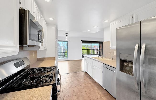 Incredible 2BD/2.5BA w/Ocean Views and Across the Street From Torrey Pines Beach!