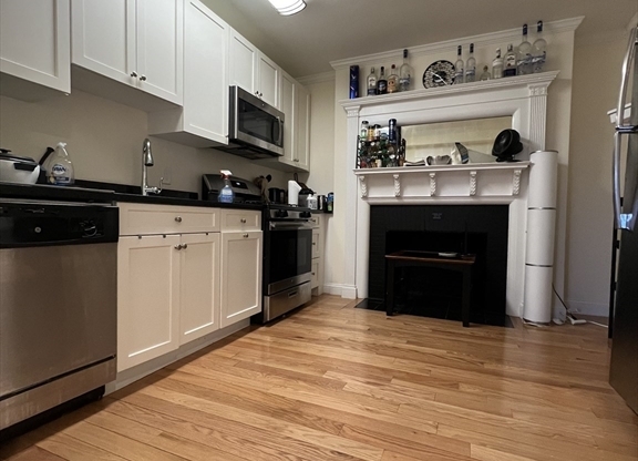 2 beds, 1 bath, 795 sqft, $3,500, Unit 24