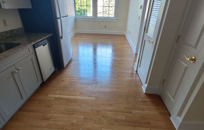 Cozy 1BR in historic Bingham Place building on North St in Bristol!