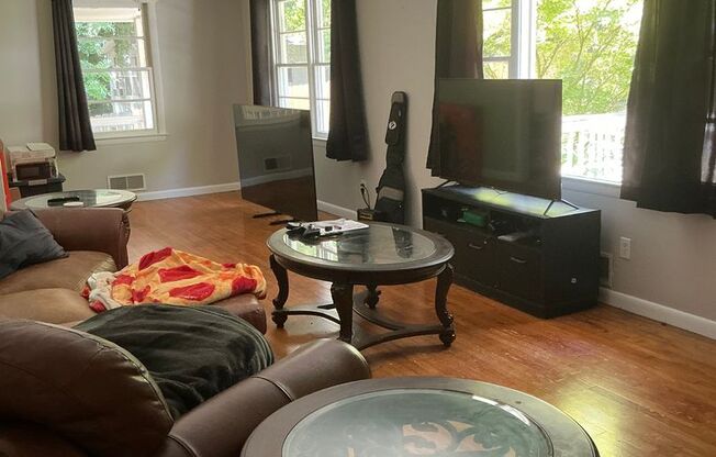 3 bedroom 2 bathroom house conveniently located in Athens