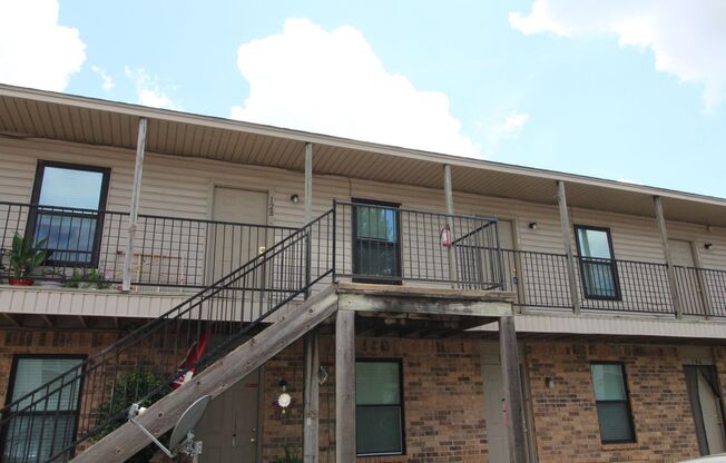 2 beds, 1 bath, 850 sqft, $850, Unit 11B