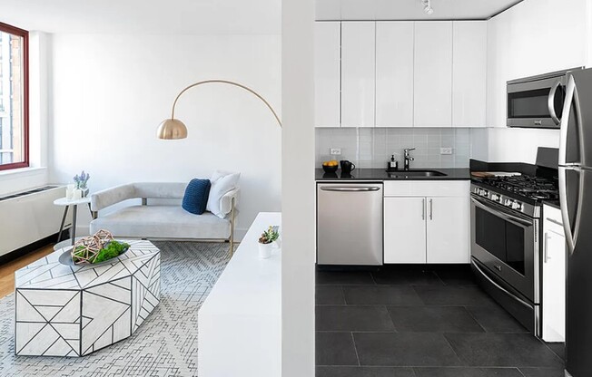 435 W 35 ST