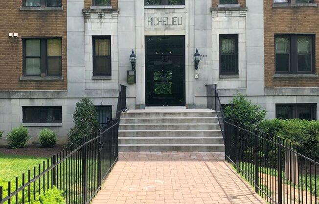 Adams Morgan / Lanier Heights| 9ft Ceilings & Hardwood Floors| Pre-war Gem| 1 Bdrm
