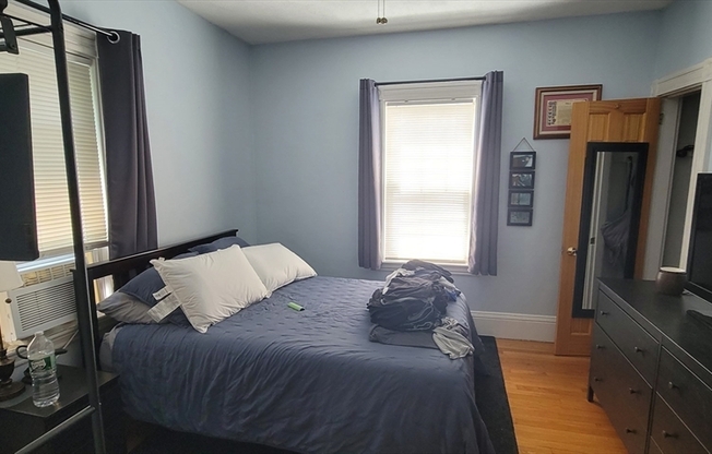 3 beds, 1 bath, 1,300 sqft, $2,700, Unit 2