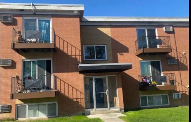 2 beds, 1 bath, $990, Unit 202