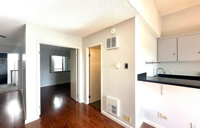 BEAUTIFUL TOP FLOOR  1 BED 1 BATH CONDO W/RESORT FACILITIES! +STORAGE