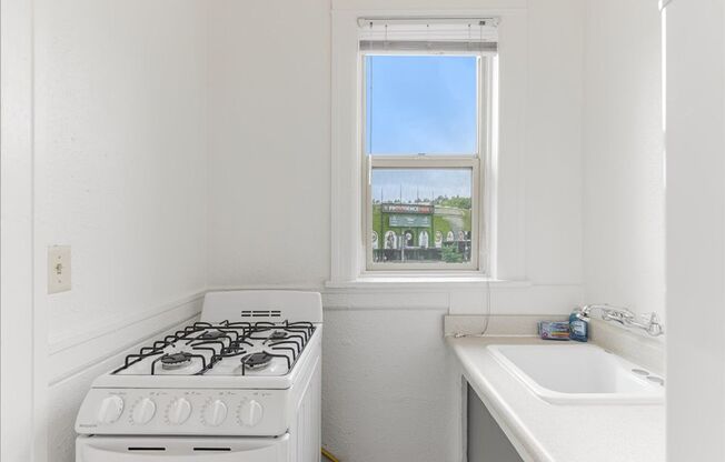 Studio, 1 bath, 332 sqft, $950, Unit 205
