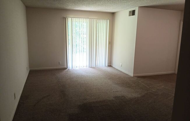 2 beds, 1 bath, 925 sqft, $1,085, Unit X03