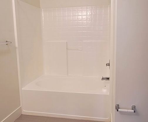 1 bed, 1 bath, 800 sqft, $1,720, Unit E10