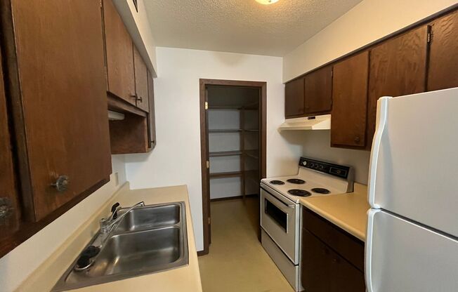 1 bed, 1 bath, 555 sqft, $595, Unit 02