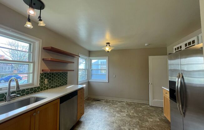 2 beds, 1 bath, $2,595, Unit #A