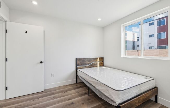 MH 1340 W 37th St