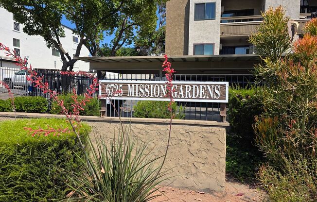 Special!! Spacious 1 bedroom condo centrally located near Kaiser and college close in gated community