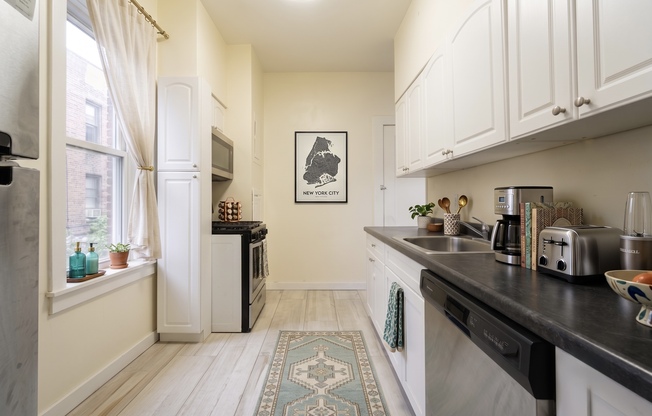 2 beds, 1 bath, $6,400, Unit 2I