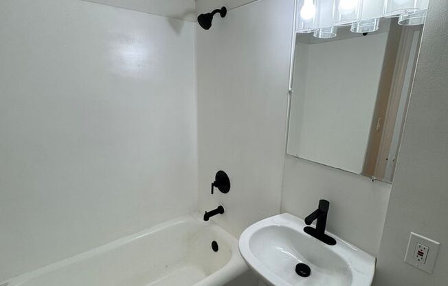 1 bed, 1 bath, 425 sqft, $1,646, Unit 219
