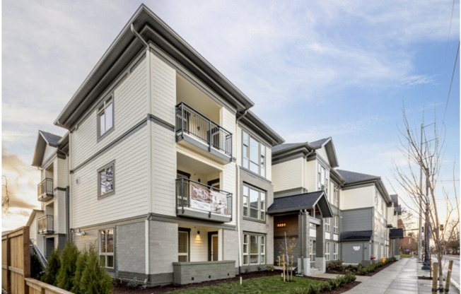3 beds, 2 baths, 1,281 sqft, $2,295, Unit B307