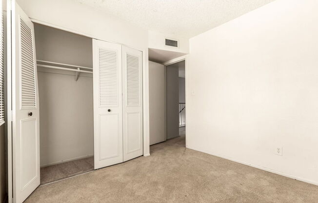 5742 N 43 DR