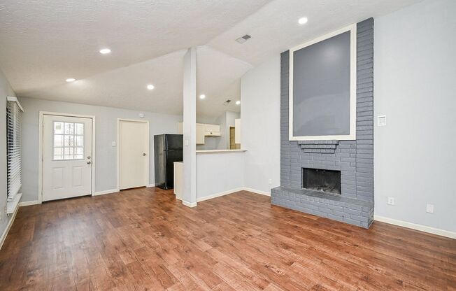 Charming 2 beds/2 baths duplex with private yard off Bammel North Houston. .
