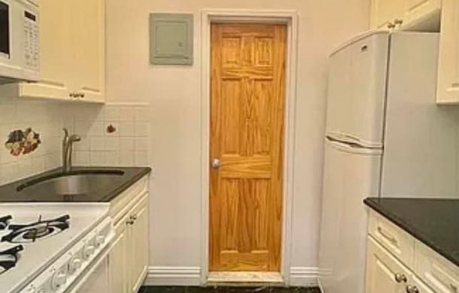 Studio, 1 bath, $2,275, Unit B