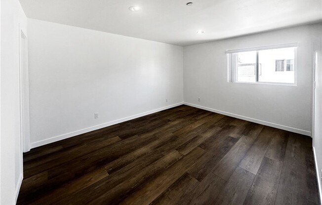 1607 W 207 ST