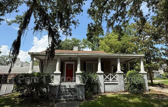 1112 E VICTORY DR