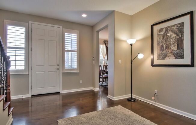 Stunning (Formal Model) 3/3 w/Huge Loft! Please read entire ad before requesting a viewing!!