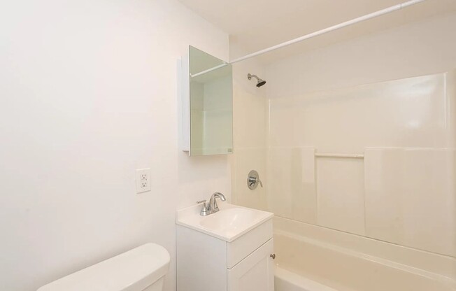 2 beds, 1 bath, 900 sqft, $2,550, Unit 3L