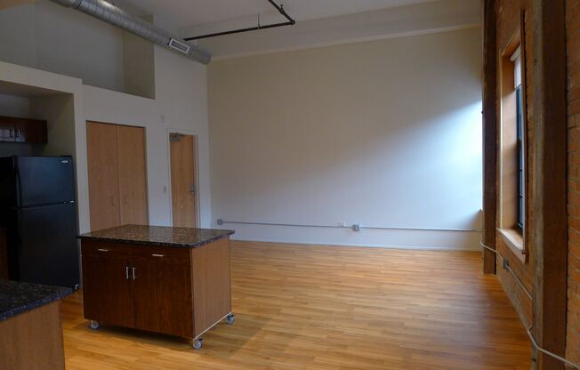 2 beds, 1 bath, 212 sqft, $1,815, Unit 212