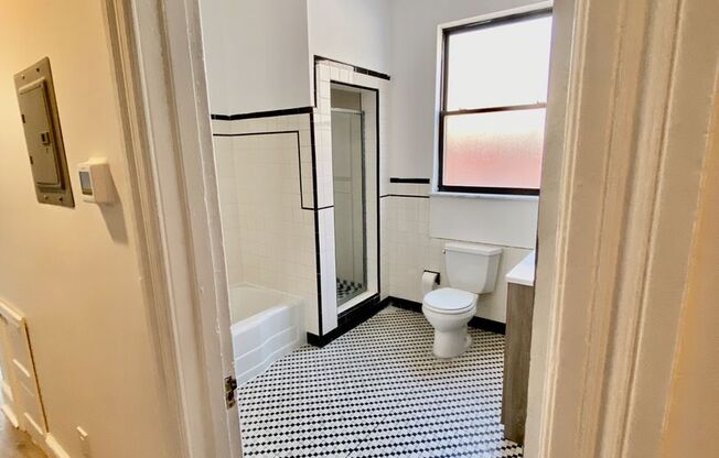 Studio, 1 bath, $1,100, Unit 2nd fl