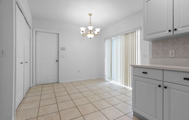 Bright & Airy 3-Bed Home Close to University Pkwy