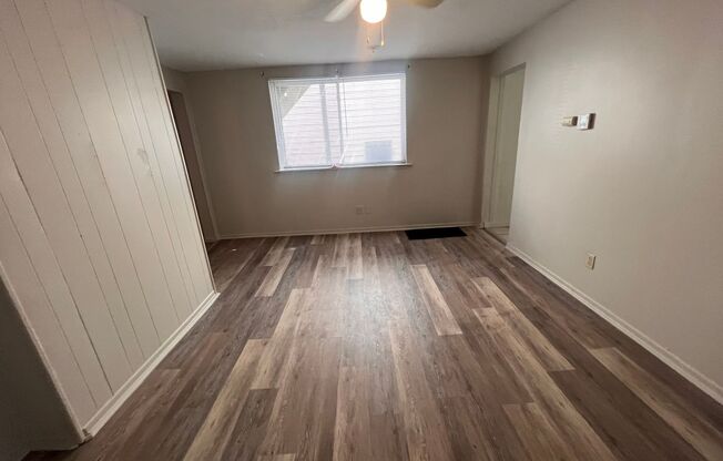 Carnegie - 1 Bedroom 1 Bathroom - Updated Apartment