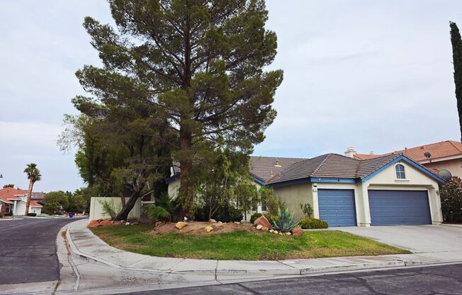 Single Story Home w/Pool in The Lakes!