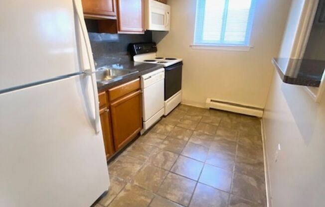 1 bed, 1 bath, 625 sqft, $1,270, Unit D09
