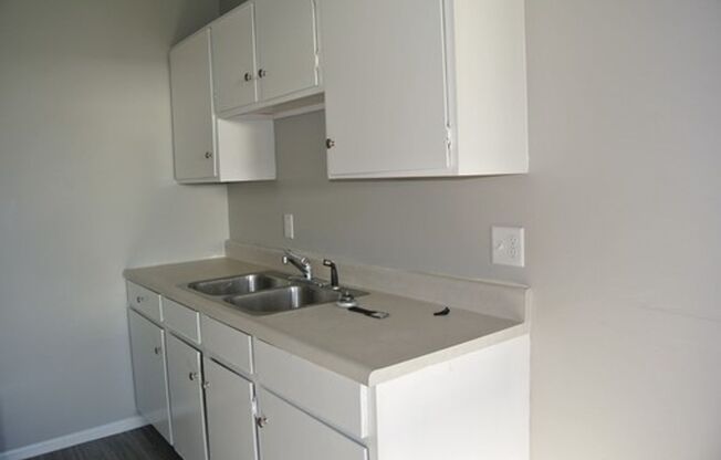 2 beds, 1 bath, $695, Unit 2