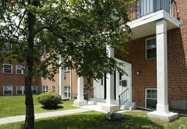 2 beds, 1 bath, 930 sqft, $1,620, Unit C005