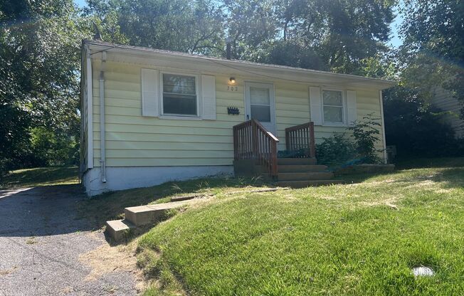 Charming 2 Bedroom 1 Bath House Rent Ready ! $1215 ! Great Location