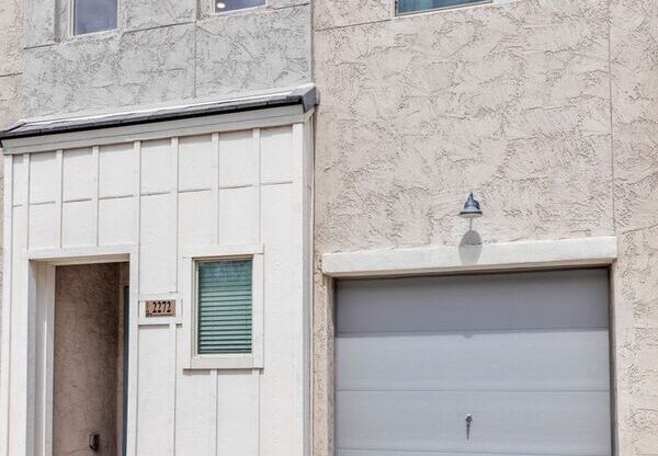 2272 W HARMONT DR
