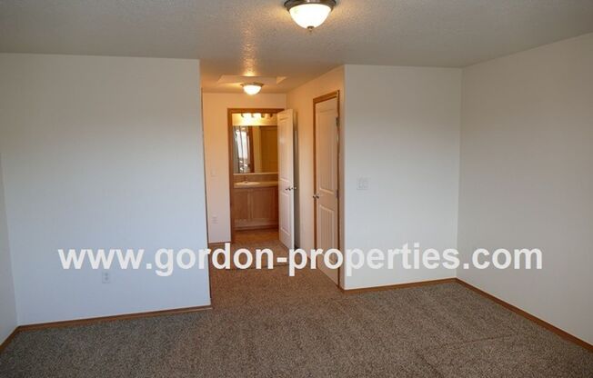 3 beds, 2.5 baths, $1,950, Unit 8032