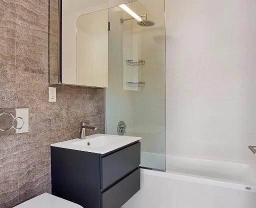 2 beds, 1 bath, $5,995, Unit 3E
