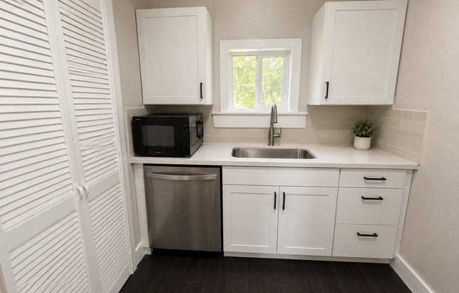 Delmas St - 1021 Delmas St, Unit B - Updated 2-Bedroom Houston Rental