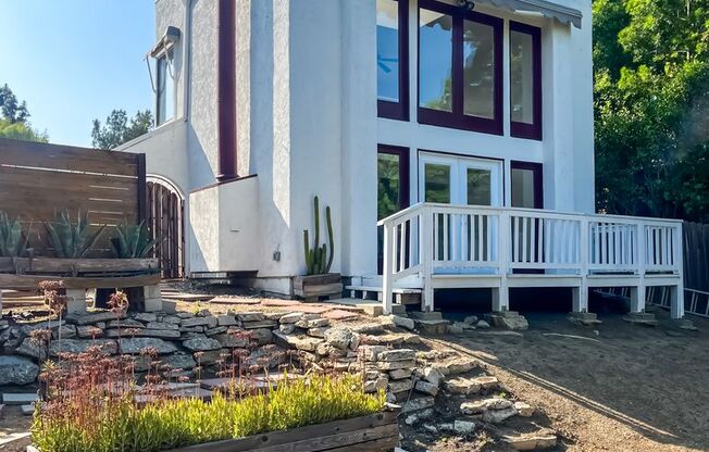 Stunning Light-Flooded Architectural 1BR Loft Bungalow w/ Expansive Yard in Silver Lake
