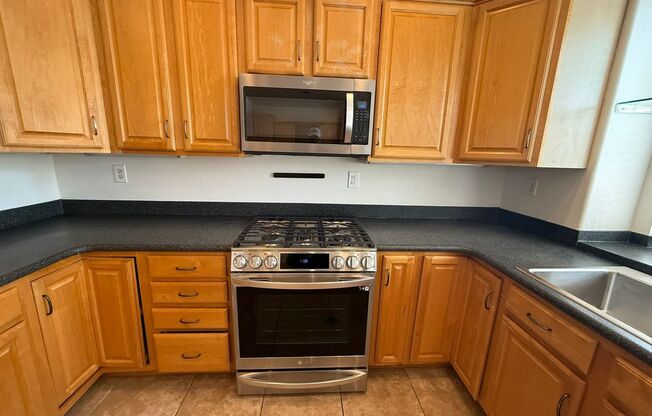 LOCATION LOCATION!! 4BR/3BA Townhome in Desirable Mira Mesa/Sorrento Valley