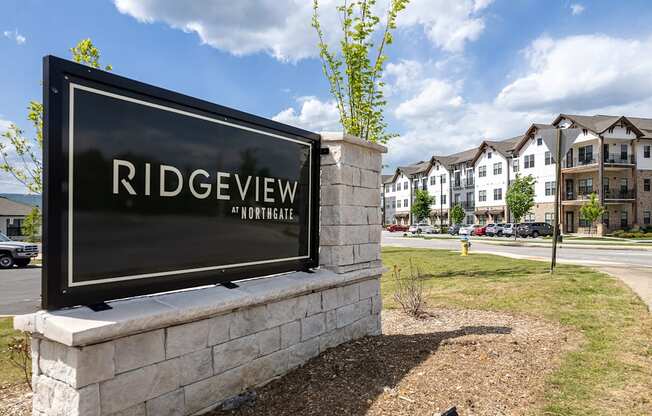 the enclave at ridgewood townhomes sign on the side of a building