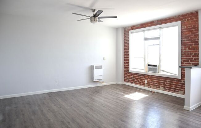 Studio, 1 bath, 400 sqft, $1,300, Unit 400
