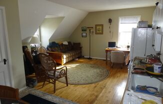 Unique Top Floor Suite in 1902 Mansion - Avail 6/1